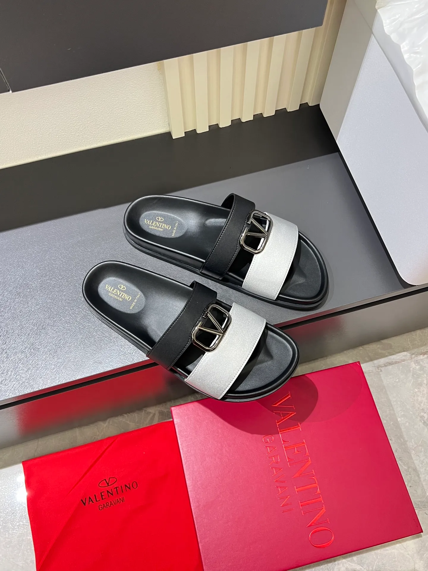 Men's shoes 💰p300 VALENTINO Men's 🧍‍♂️ Spring and summer new style metal logo flat slippers, elegant sandals, the same style worn by celebrities, original molding, imported calfskin. Rubber outsole. Soft and durable, full set of counter packaging size: 39-44 (.45.46 customized)